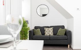 Amazing House With Central Location Tv Downstairs And In Bedroom Super Fast Wifi And Crisp White Hotel Linen Hosted By Our Home Short Stays